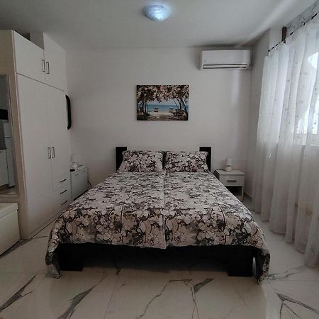 Studio-Apartman Ella โปเรช ภายนอก รูปภาพ