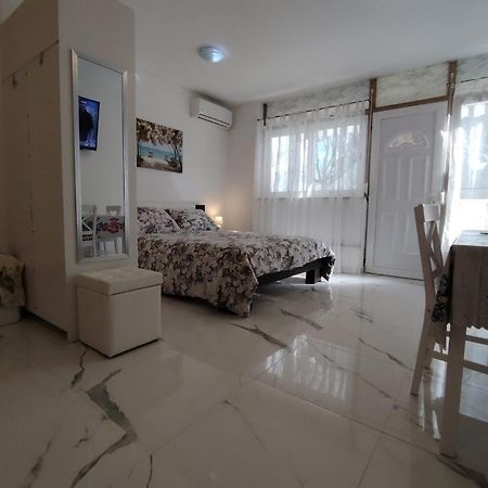 Studio-Apartman Ella โปเรช ภายนอก รูปภาพ