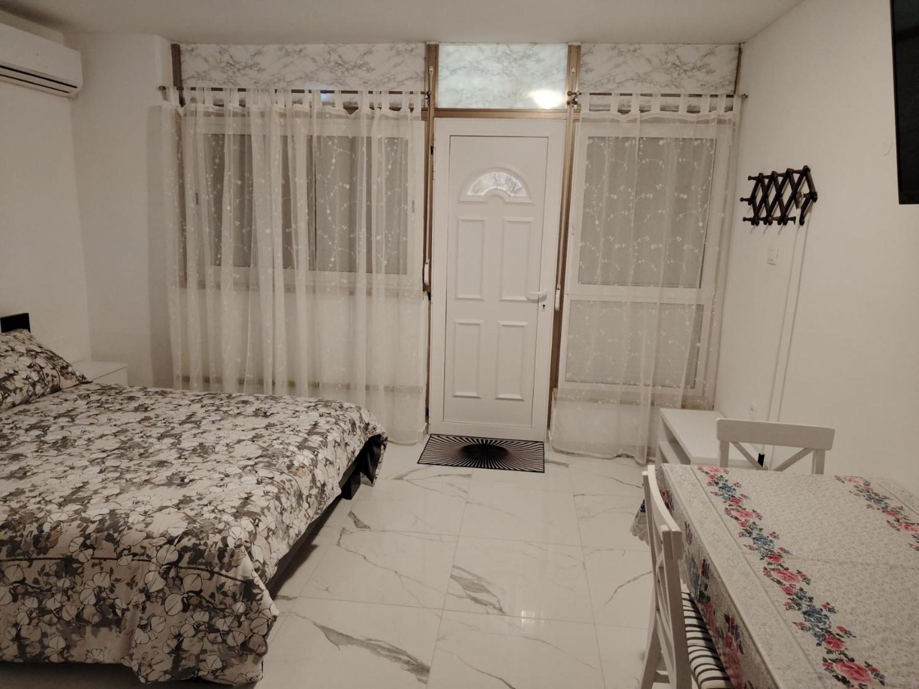 Studio-Apartman Ella โปเรช ภายนอก รูปภาพ