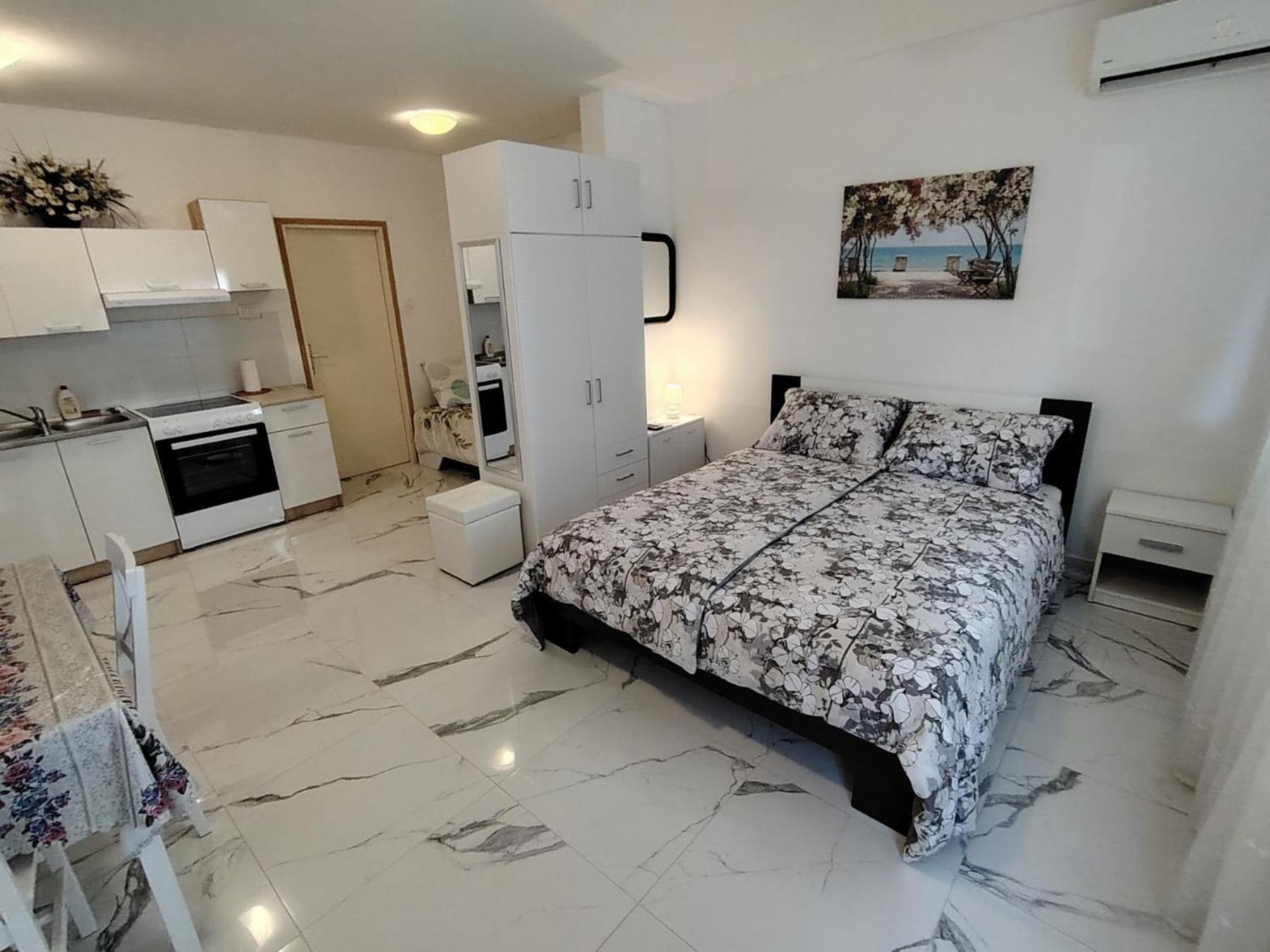 Studio-Apartman Ella โปเรช ภายนอก รูปภาพ