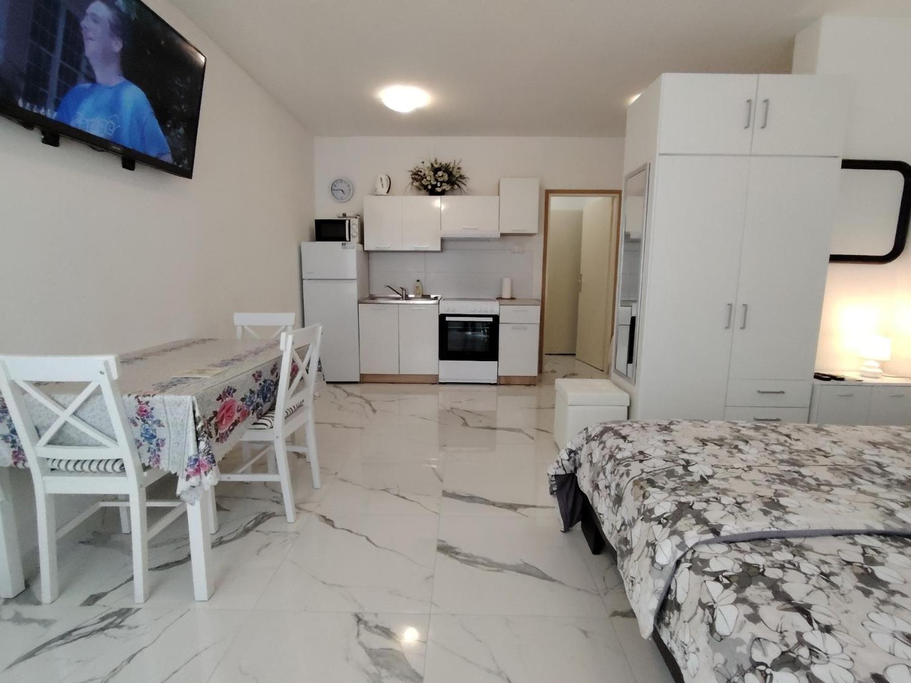 Studio-Apartman Ella โปเรช ภายนอก รูปภาพ