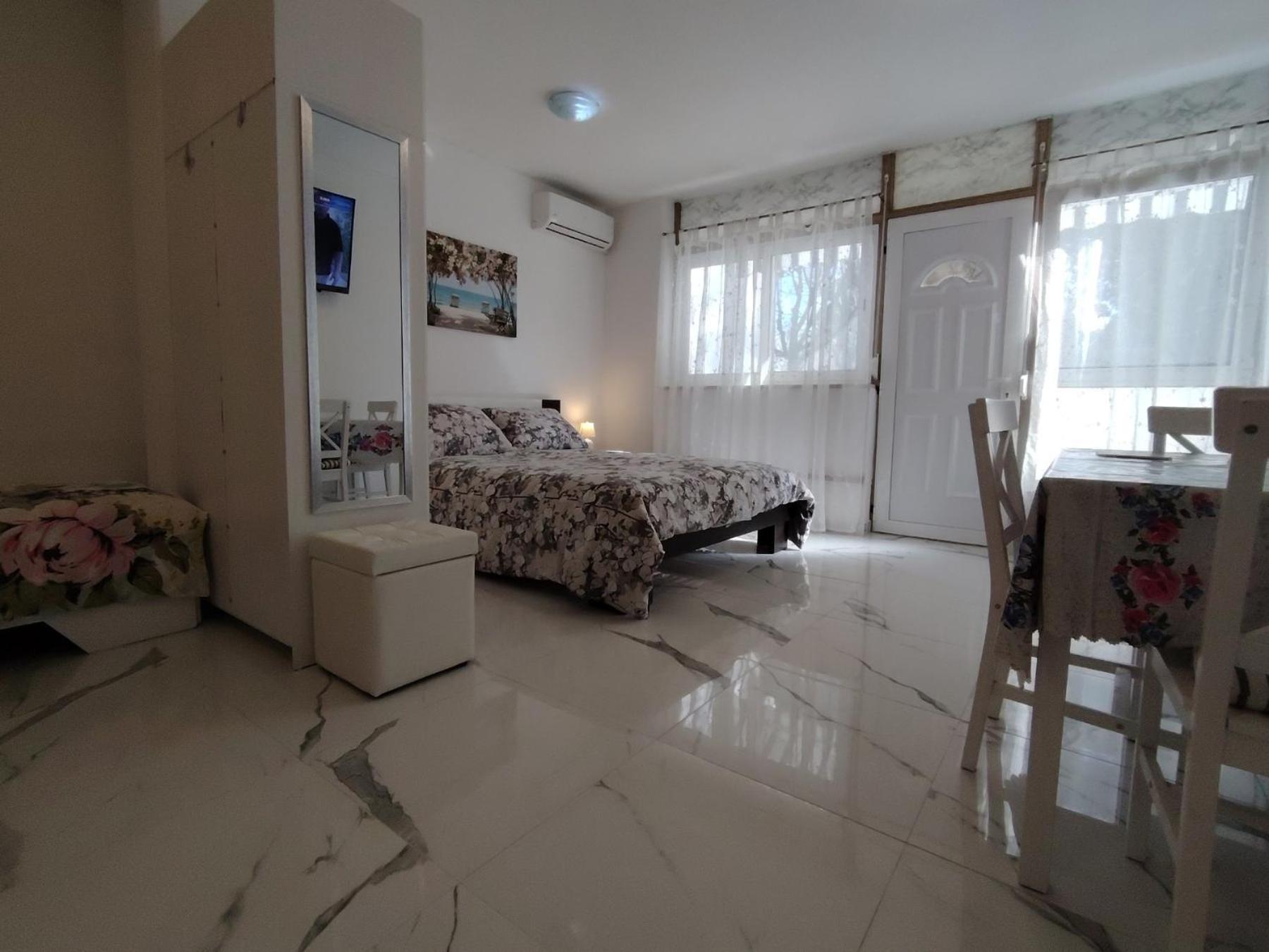 Studio-Apartman Ella โปเรช ภายนอก รูปภาพ